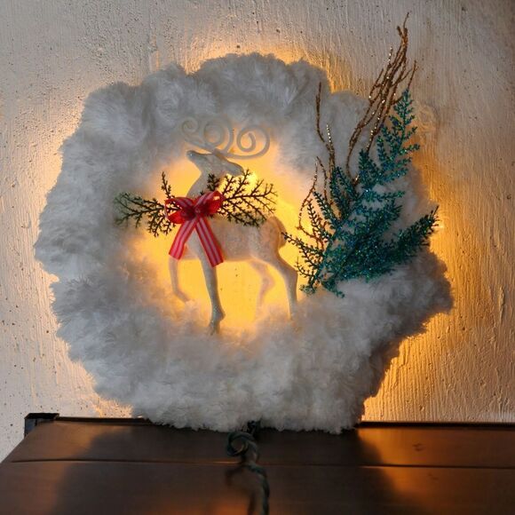 Lighted Faux fur deer Christmas wreath - Picture 6 of 9
